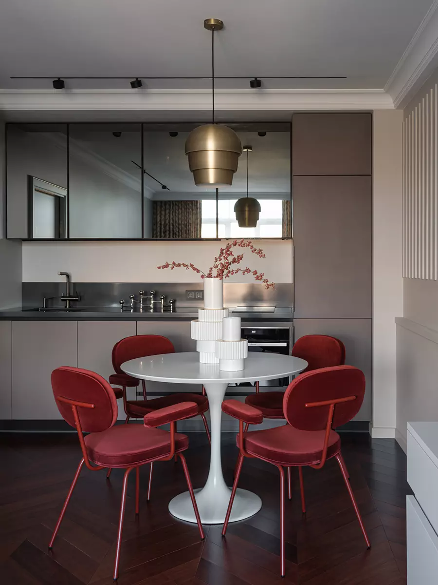 Строгое рифление и бордовые акценты в интерьере небольшой квартиры для девушки – проект Владимира Любарски