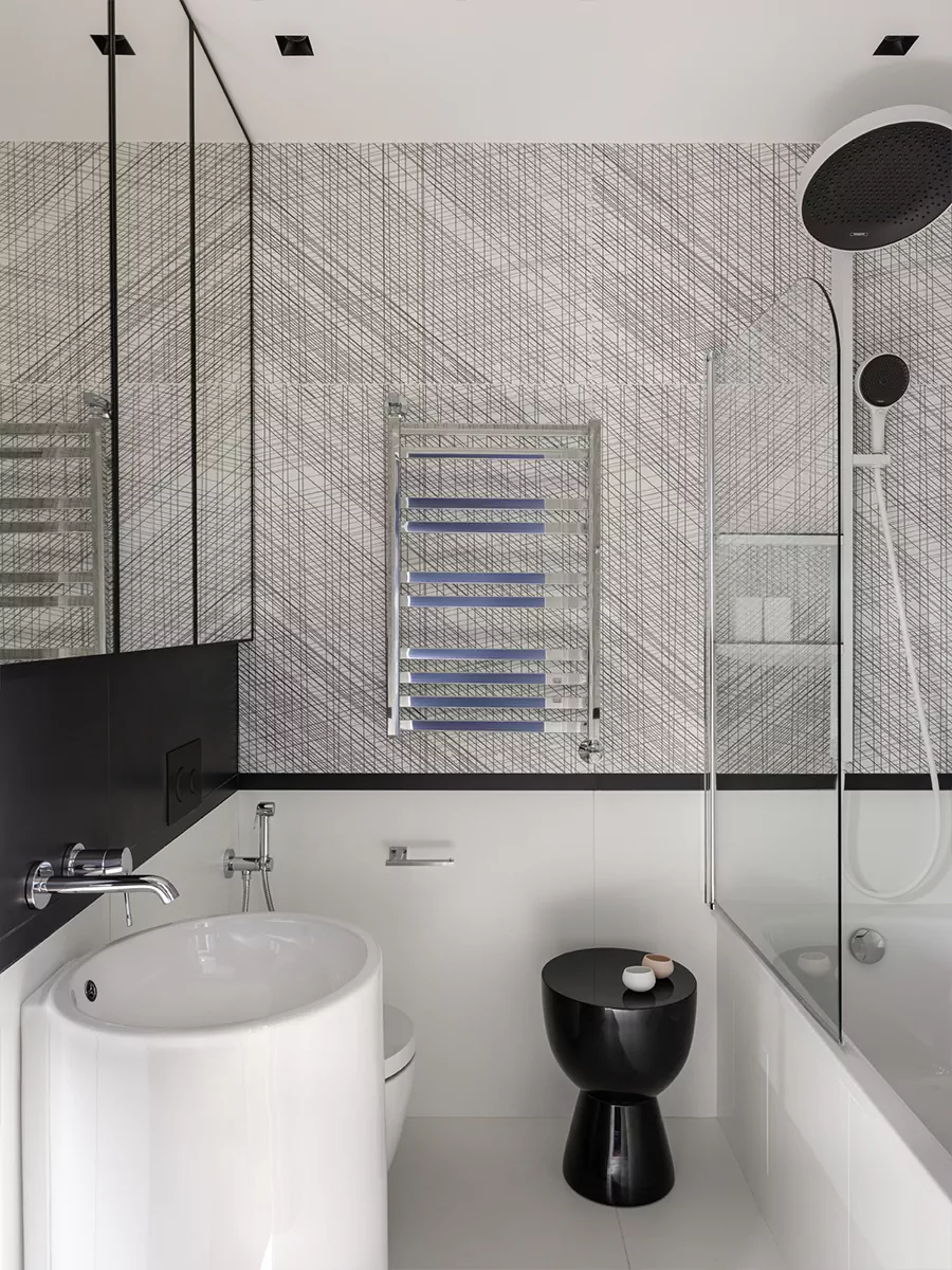 Строгое рифление и бордовые акценты в интерьере небольшой квартиры для девушки – проект Владимира Любарски