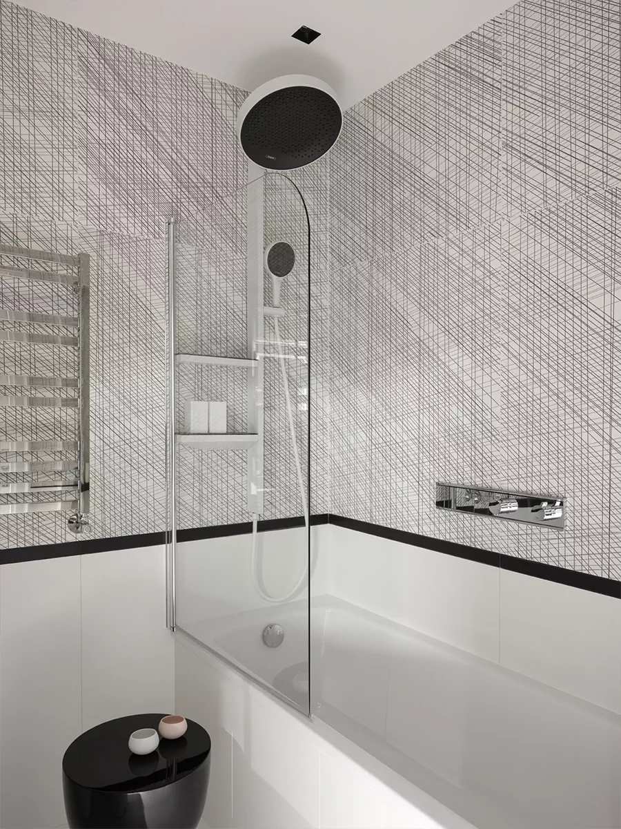 Строгое рифление и бордовые акценты в интерьере небольшой квартиры для девушки – проект Владимира Любарски