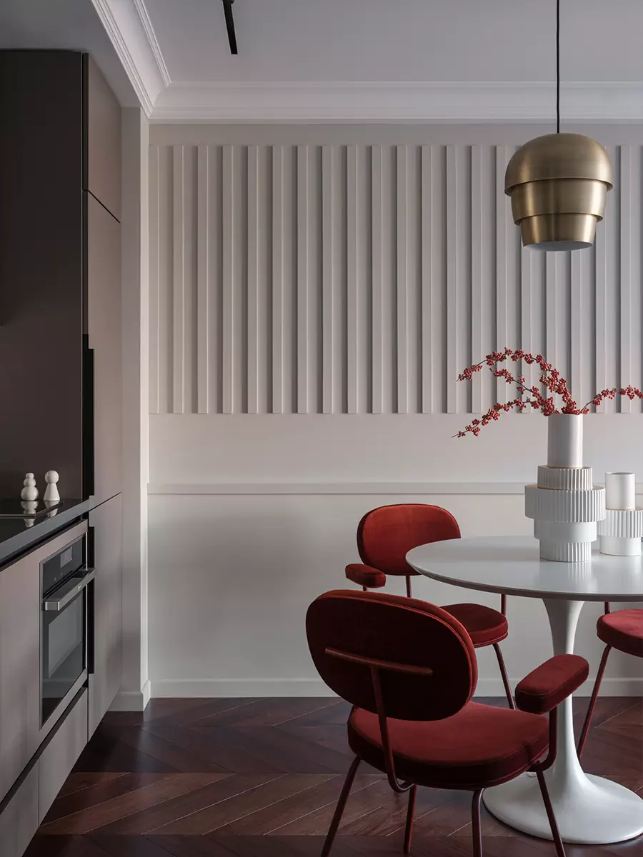 Строгое рифление и бордовые акценты в интерьере небольшой квартиры для девушки – проект Владимира Любарски