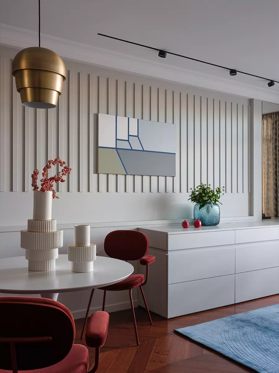 Строгое рифление и бордовые акценты в интерьере небольшой квартиры для девушки – проект Владимира Любарски