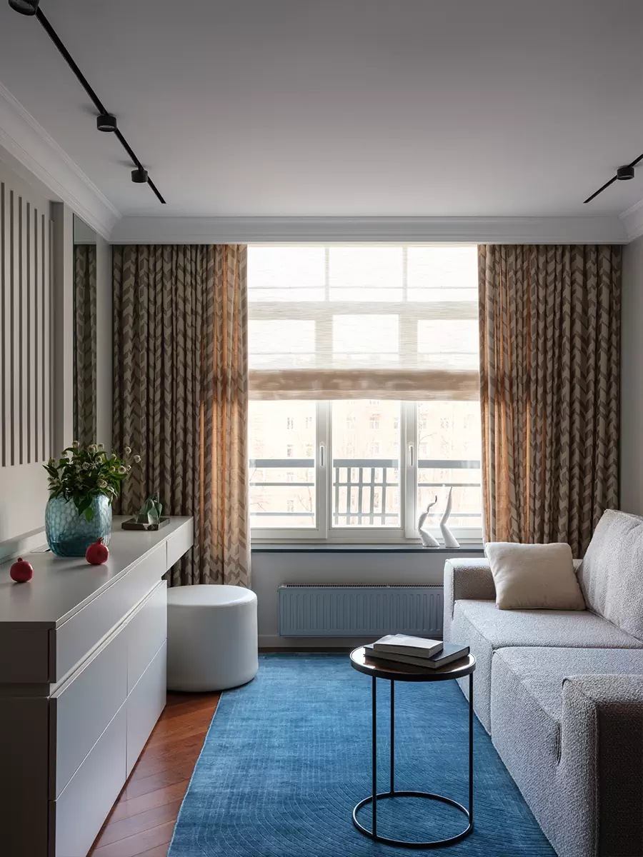 Строгое рифление и бордовые акценты в интерьере небольшой квартиры для девушки – проект Владимира Любарски