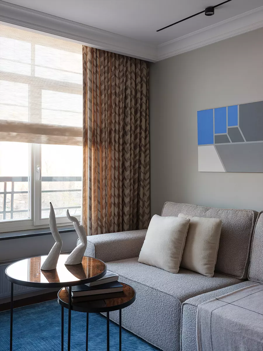 Строгое рифление и бордовые акценты в интерьере небольшой квартиры для девушки – проект Владимира Любарски