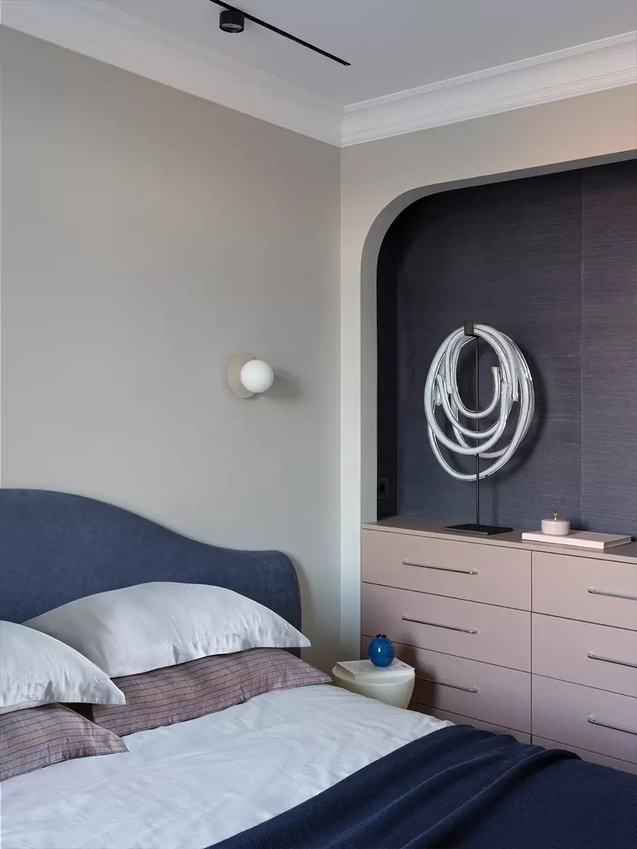 Строгое рифление и бордовые акценты в интерьере небольшой квартиры для девушки – проект Владимира Любарски