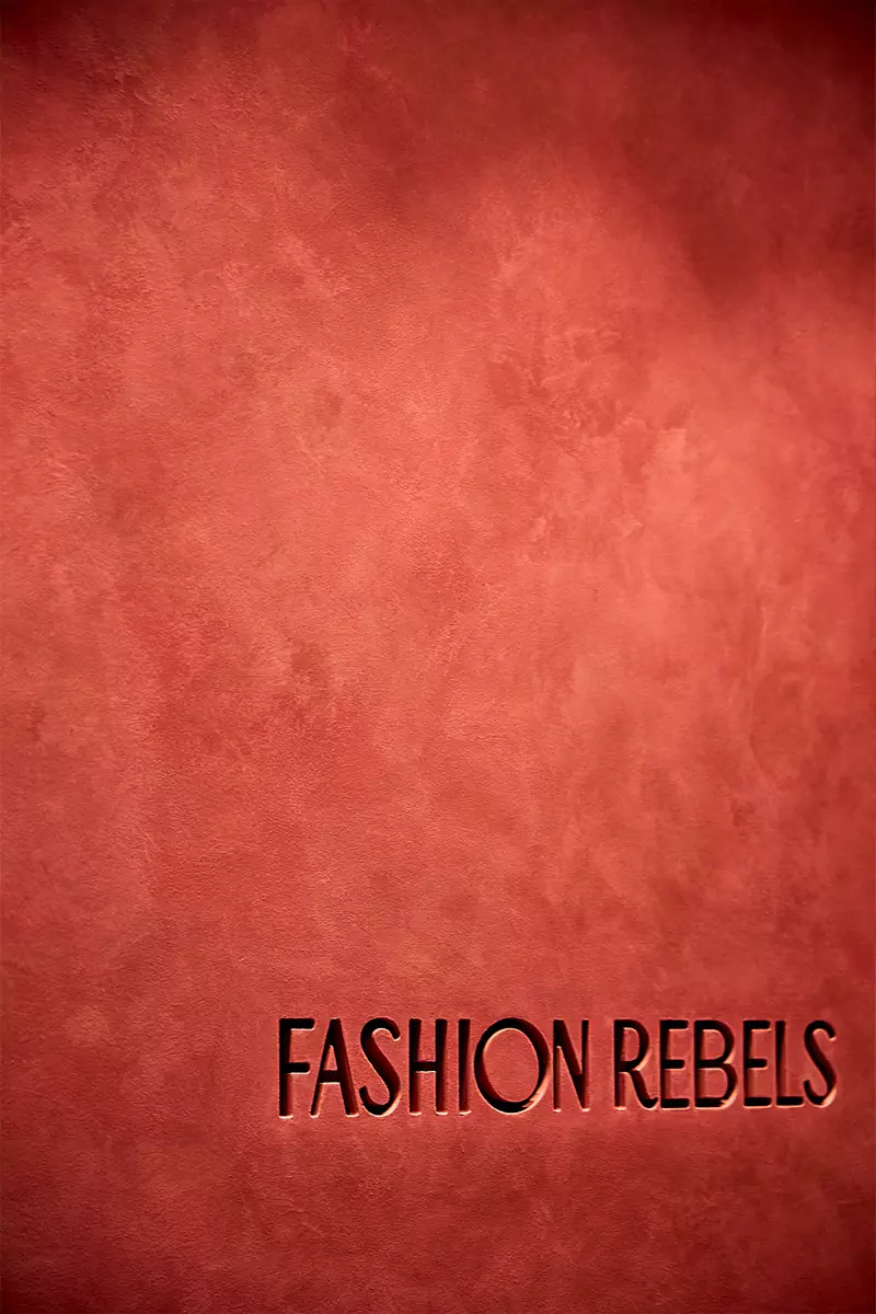 Женственные формы и яркий красный в интерьере московского шоурума — проект бюро Синица