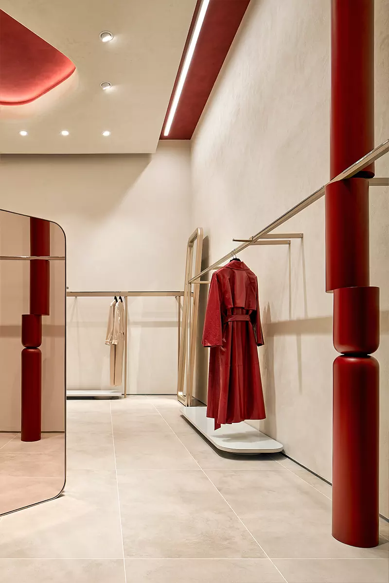 Женственные формы и яркий красный в интерьере московского шоурума — проект бюро Синица