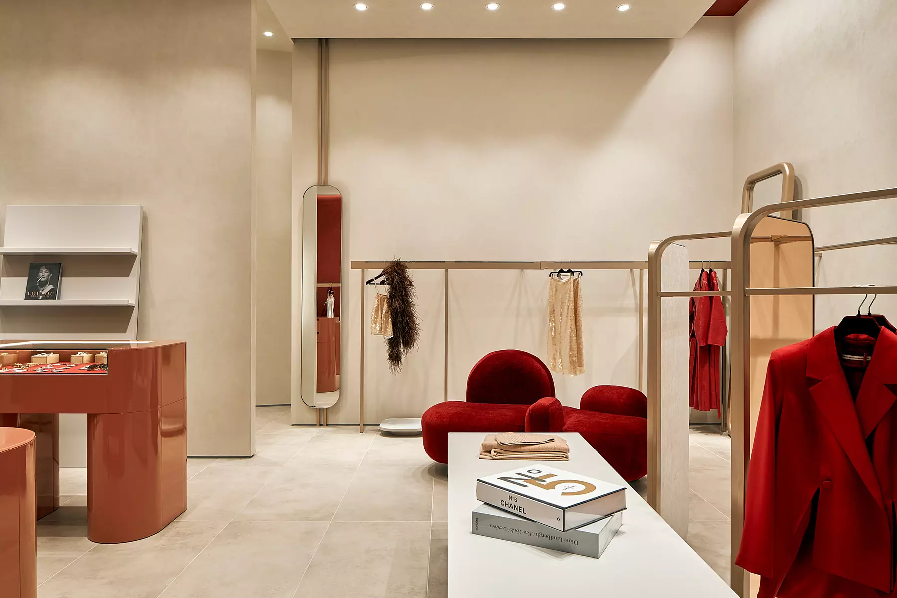 Женственные формы и яркий красный в интерьере московского шоурума — проект бюро Синица