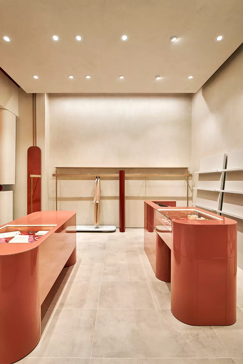 Женственные формы и яркий красный в интерьере московского шоурума — проект бюро Синица