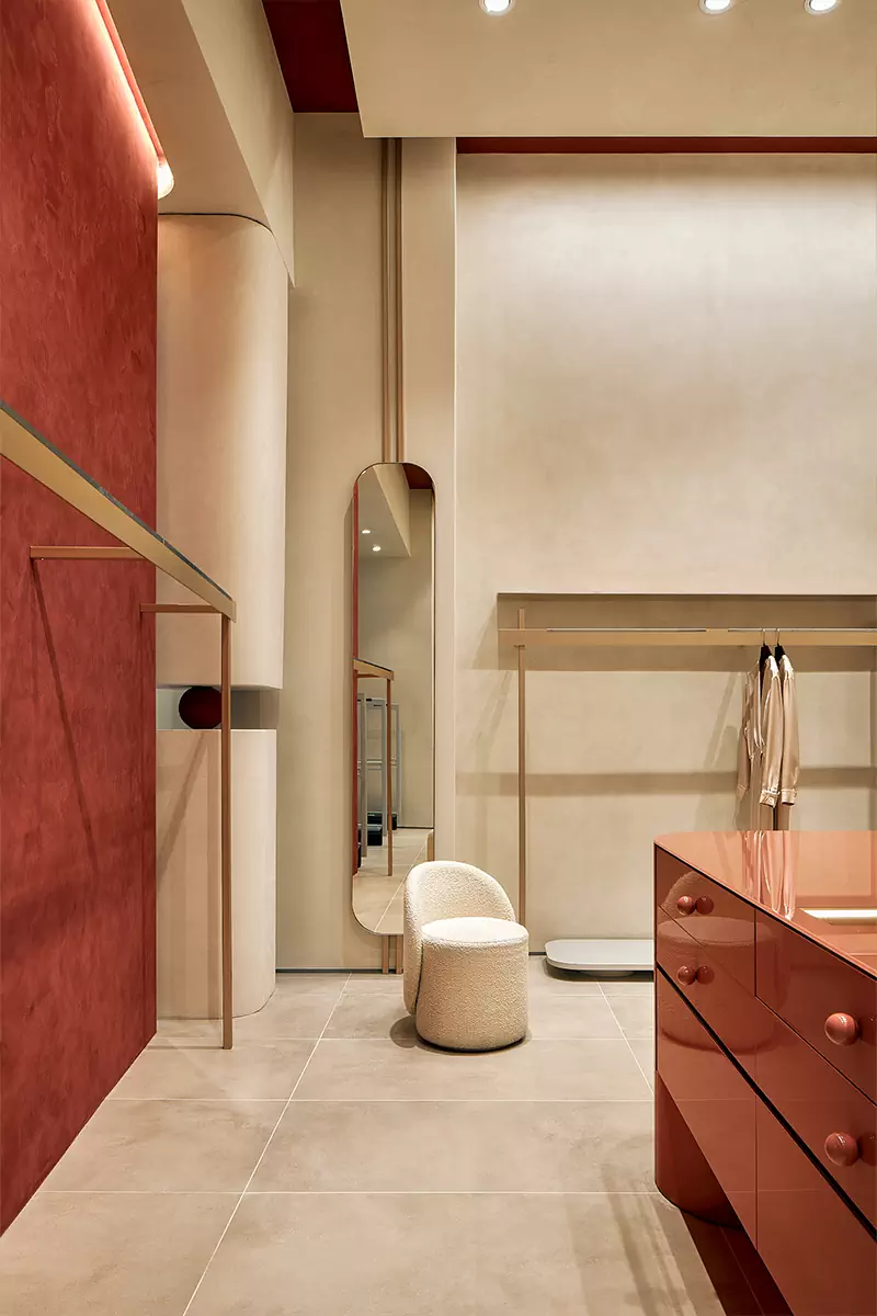 Женственные формы и яркий красный в интерьере московского шоурума — проект бюро Синица