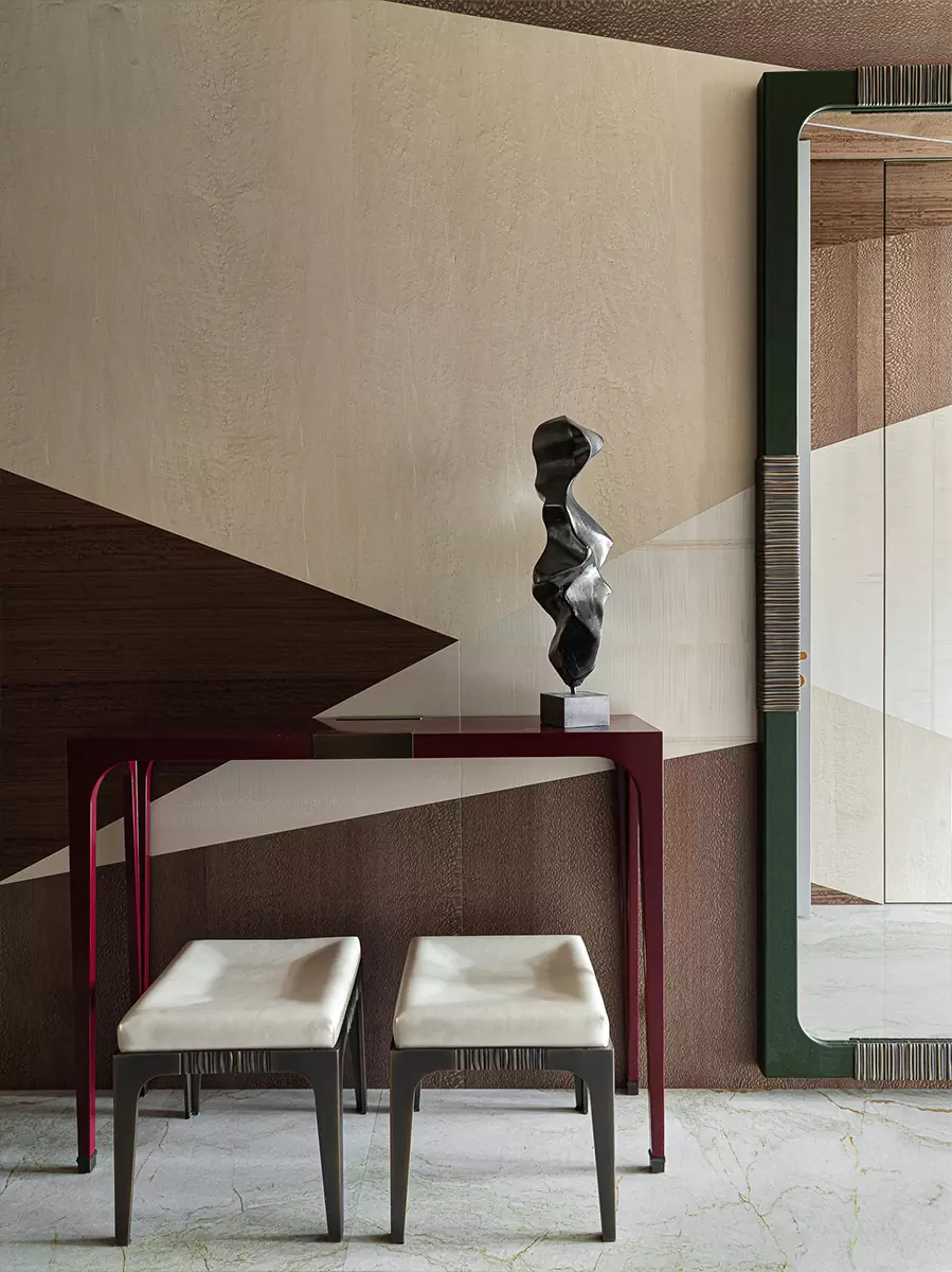 Мрамор, «умное» стекло и нарядные светильники в интерьере большой квартиры – проект Милы Узиковой