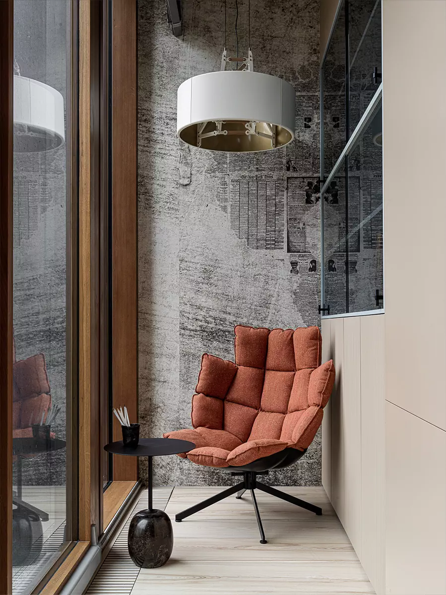 Мрамор, «умное» стекло и нарядные светильники в интерьере большой квартиры – проект Милы Узиковой