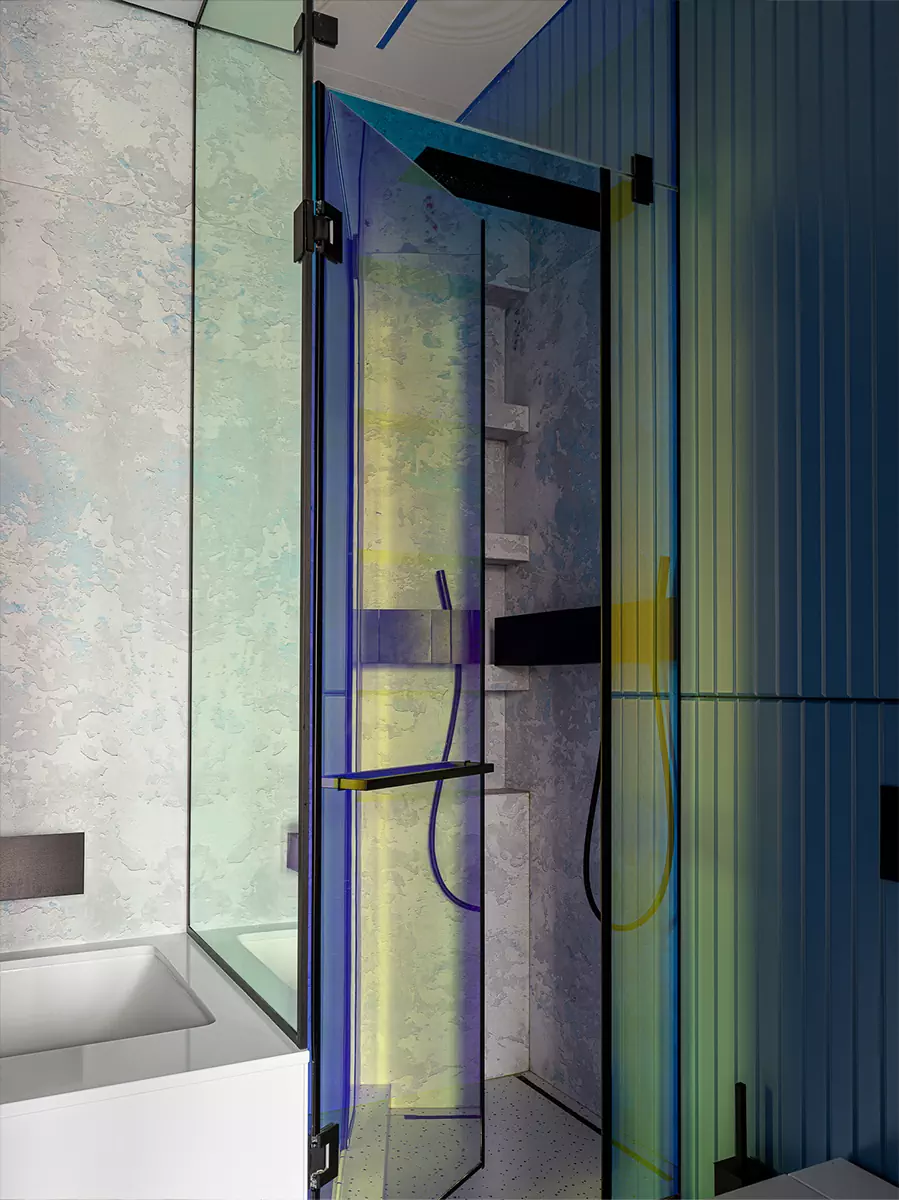 Мрамор, «умное» стекло и нарядные светильники в интерьере большой квартиры – проект Милы Узиковой