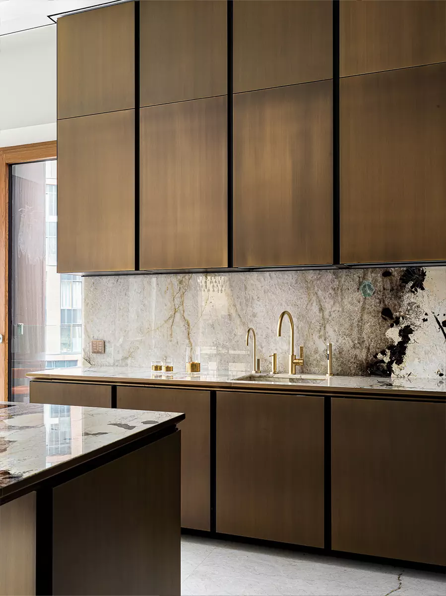 Мрамор, «умное» стекло и нарядные светильники в интерьере большой квартиры – проект Милы Узиковой