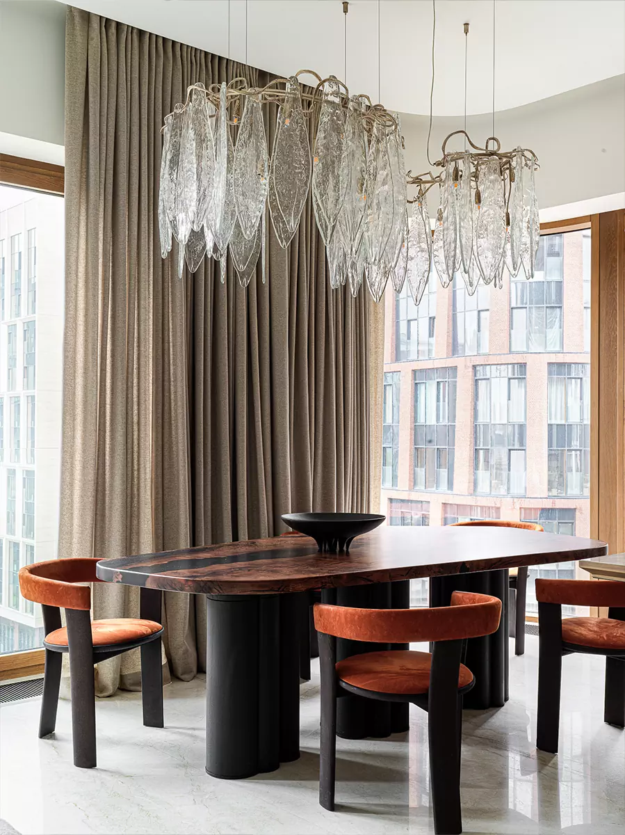 Мрамор, «умное» стекло и нарядные светильники в интерьере большой квартиры – проект Милы Узиковой