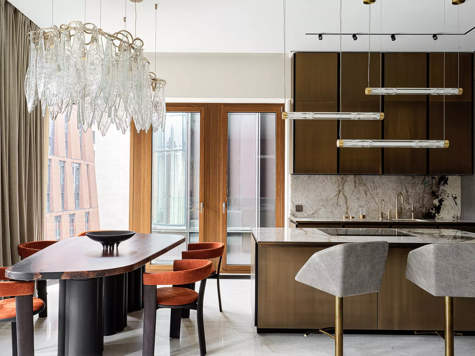 Мрамор, «умное» стекло и нарядные светильники в интерьере большой квартиры – проект Милы Узиковой