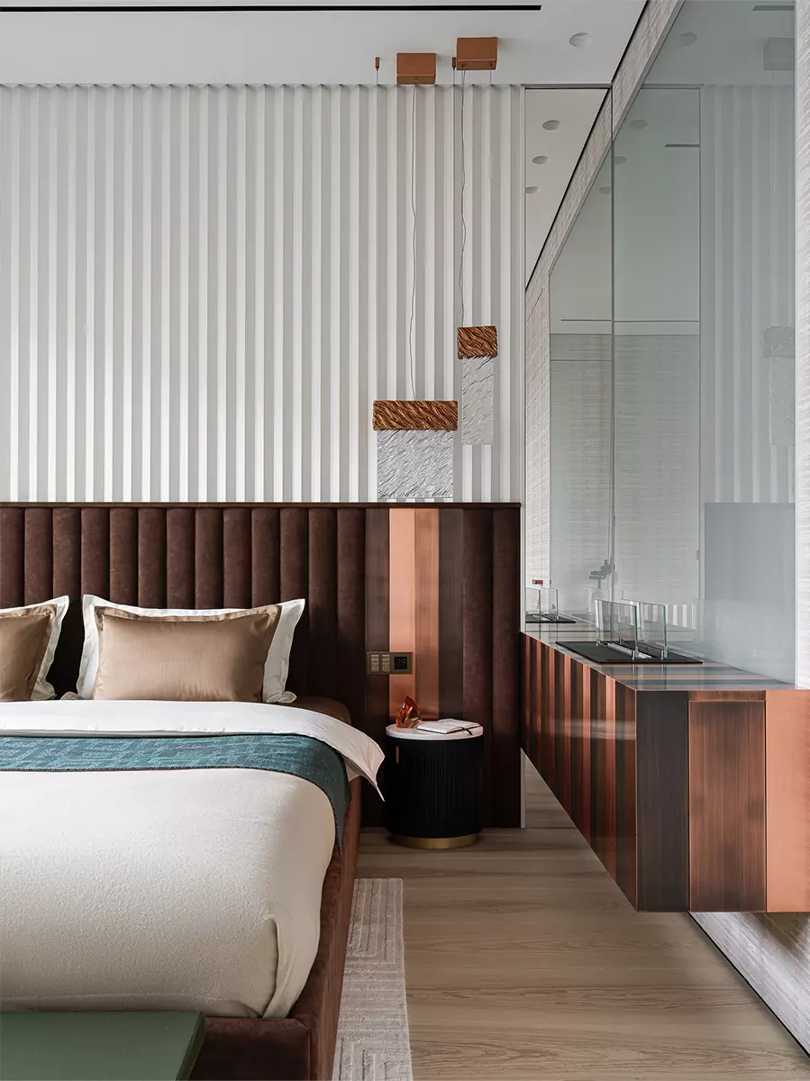 Мрамор, «умное» стекло и нарядные светильники в интерьере большой квартиры – проект Милы Узиковой