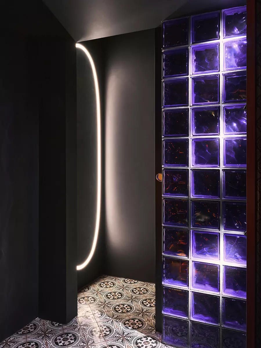 Атмосфера сюрреализма и винтажные детали в интерьере московского лаунж-бара — проект Atelier Prototipi