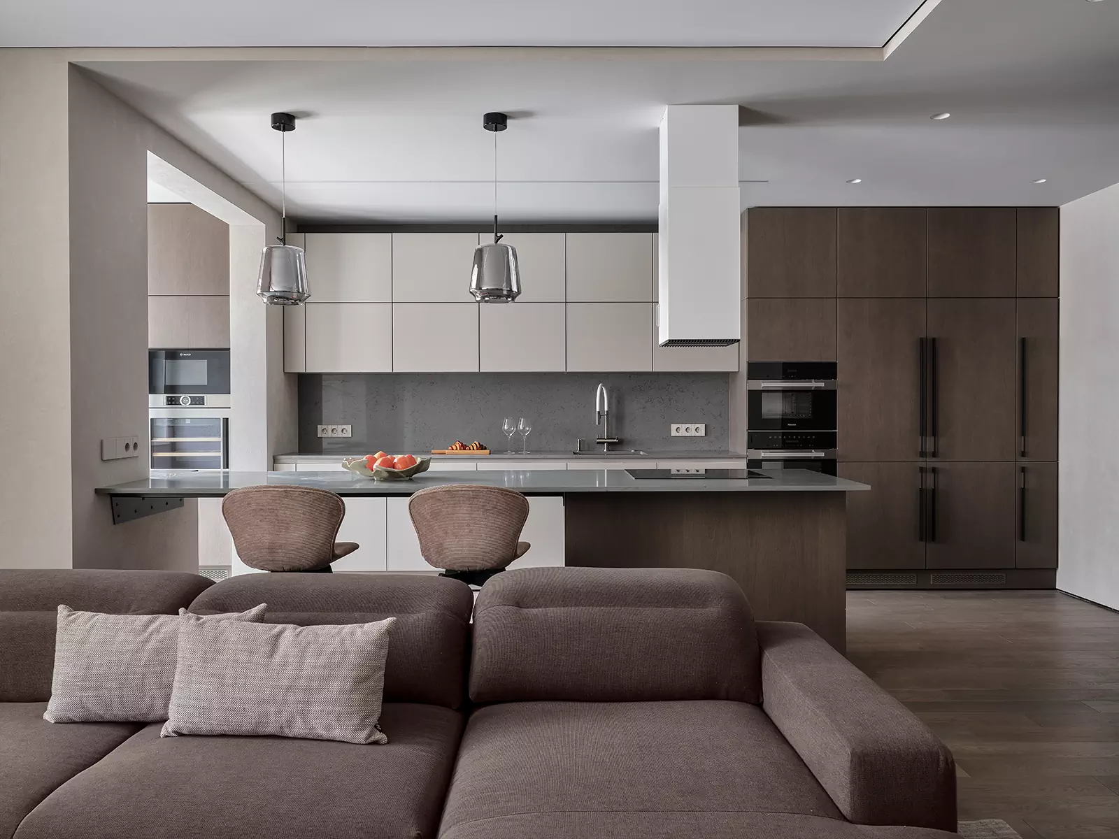 Сложные оттенки и продуманные световые сценарии в интерьере квартиры для большой семьи — проект Виталия Мясникова