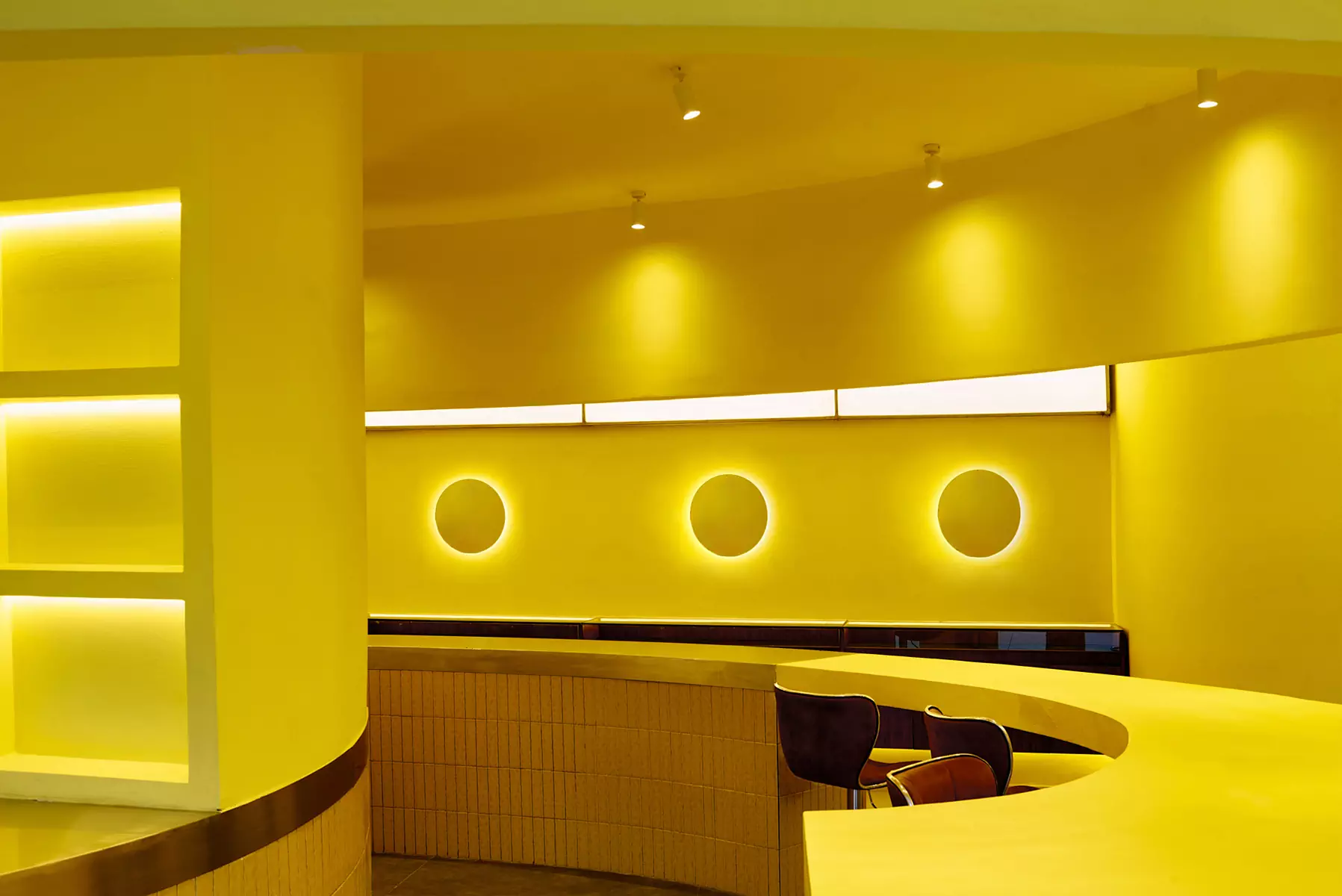 Всплеск цвета: красочный интерьер шоурума ювелирных украшений на Бали — проект Александры Бурмистровой