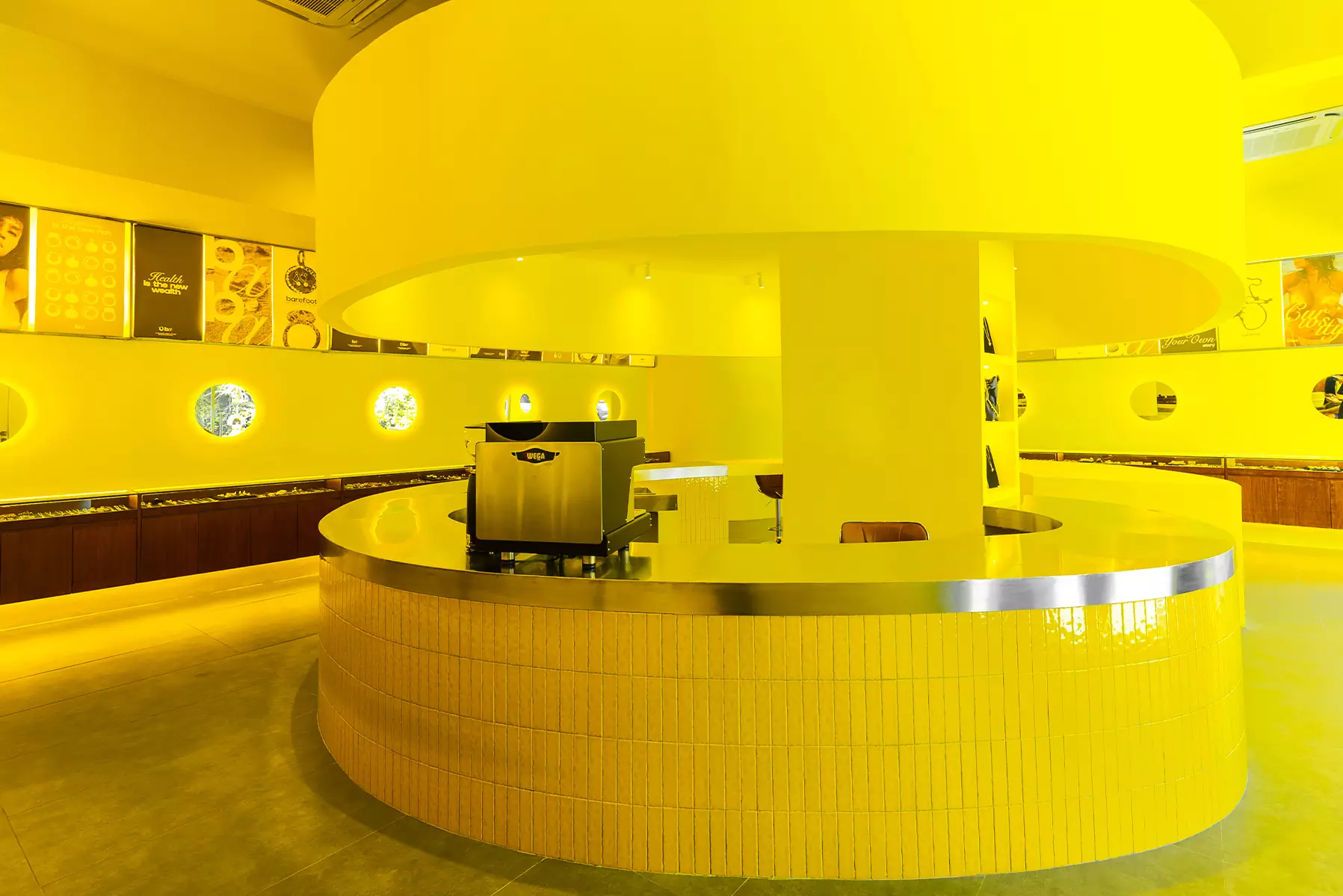 Всплеск цвета: красочный интерьер шоурума ювелирных украшений на Бали — проект Александры Бурмистровой