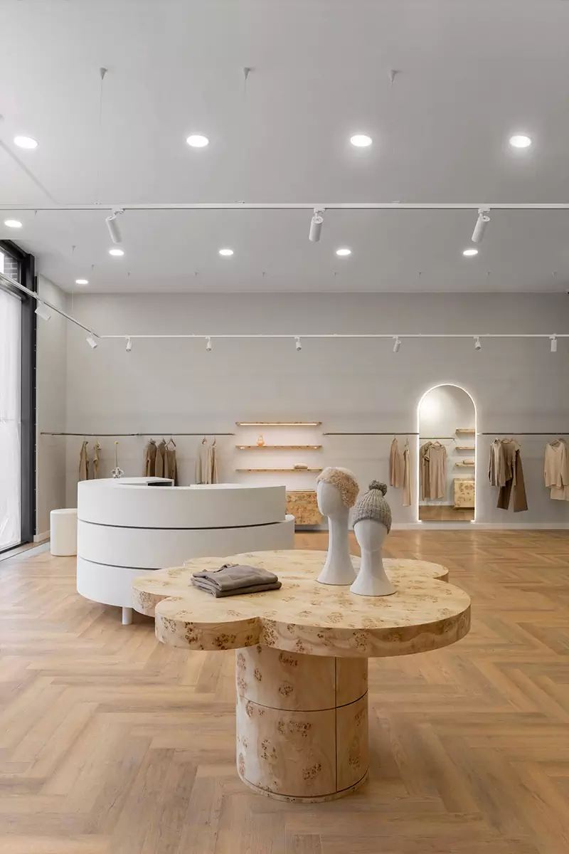 Теплые породы дерева и терракотовые акценты в интерьере екатеринбургского шоурума — проект Екатерины Рыбалко