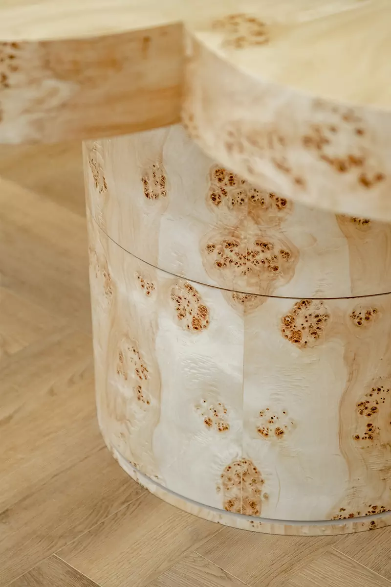 Теплые породы дерева и терракотовые акценты в интерьере екатеринбургского шоурума — проект Екатерины Рыбалко