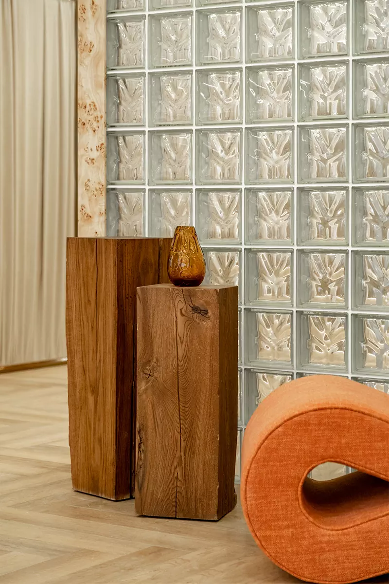 Теплые породы дерева и терракотовые акценты в интерьере екатеринбургского шоурума — проект Екатерины Рыбалко