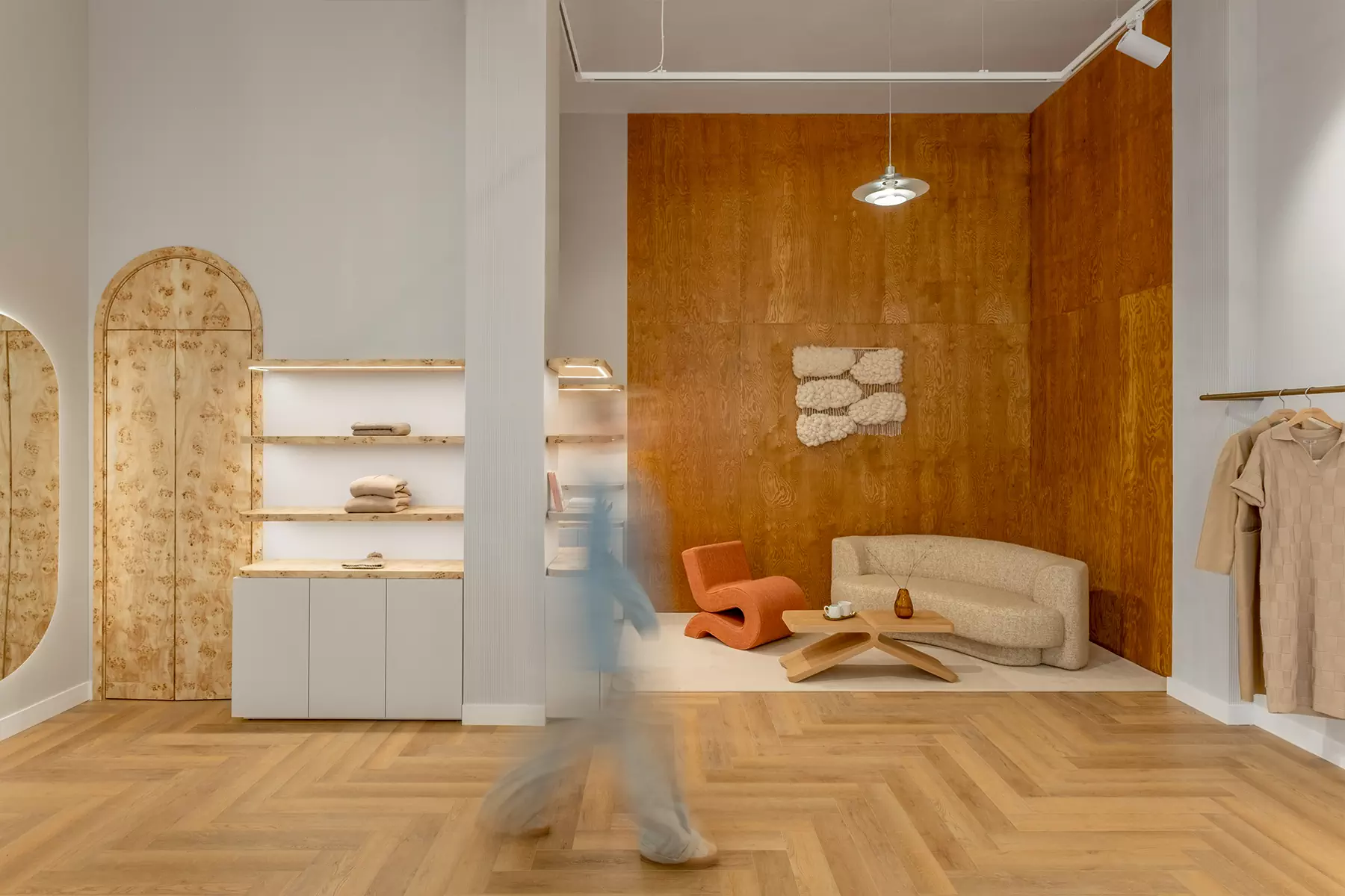 Теплые породы дерева и терракотовые акценты в интерьере екатеринбургского шоурума — проект Екатерины Рыбалко