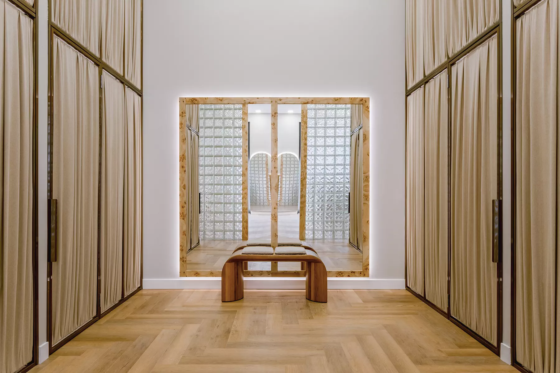 Теплые породы дерева и терракотовые акценты в интерьере екатеринбургского шоурума — проект Екатерины Рыбалко