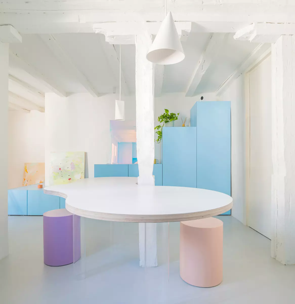 Голубое небо и оттенки заката в стенах небольшой квартиры в Мадриде — проект Martín Peláez Estudio