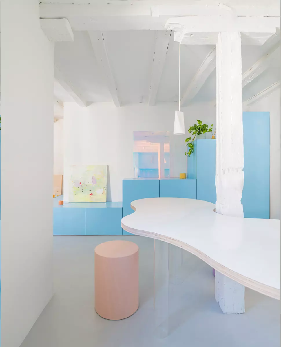 Голубое небо и оттенки заката в стенах небольшой квартиры в Мадриде — проект Martín Peláez Estudio