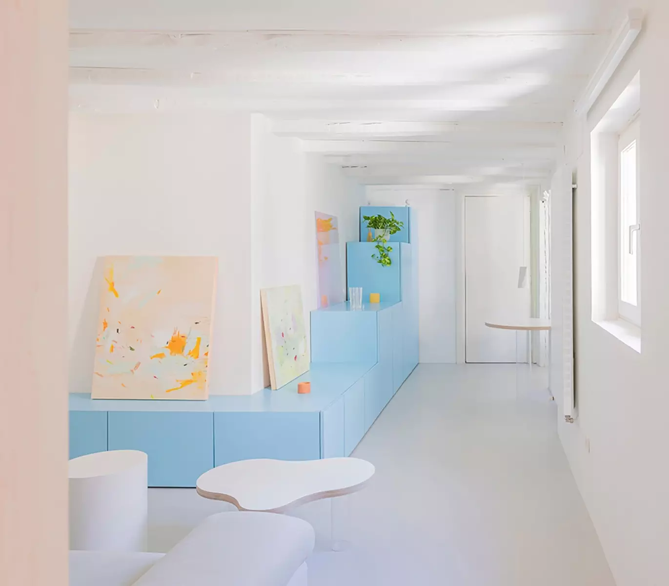 Голубое небо и оттенки заката в стенах небольшой квартиры в Мадриде — проект Martín Peláez Estudio