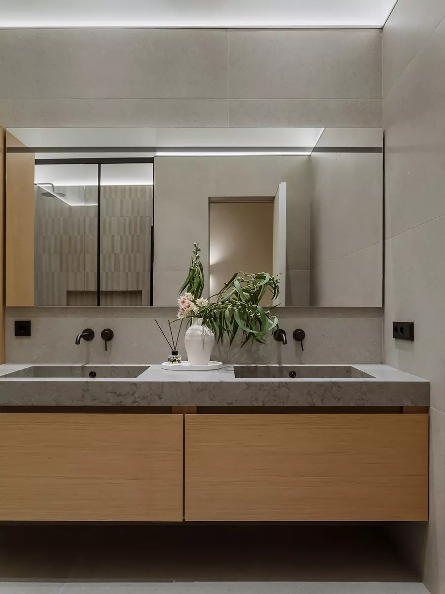 Четыре лестницы и комнаты со вторым светом в интерьере большой квартиры — проект Анастасии Ульяновой