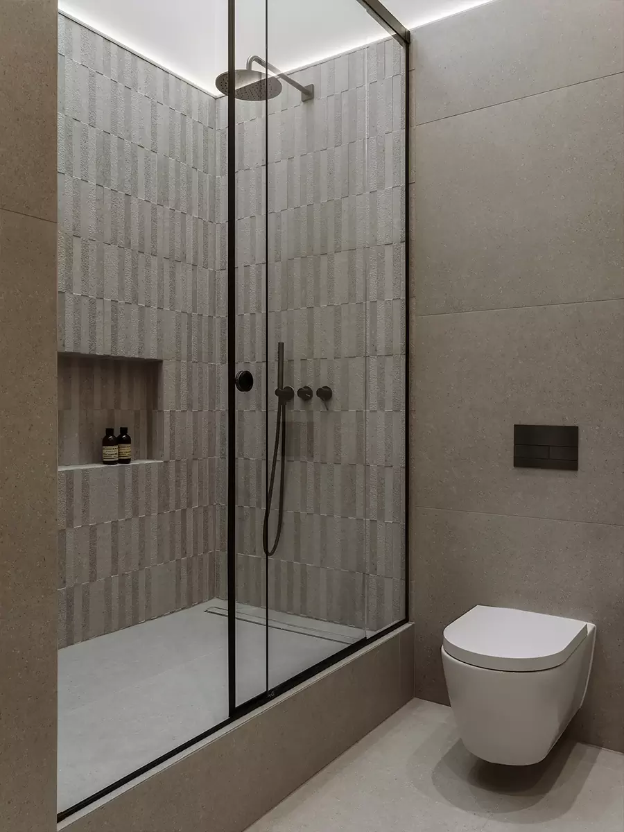 Четыре лестницы и комнаты со вторым светом в интерьере большой квартиры — проект Анастасии Ульяновой