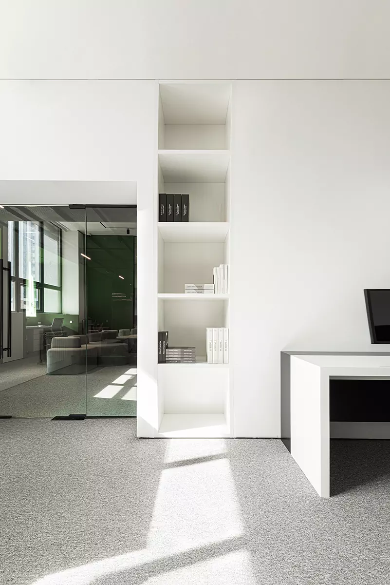 Четыре лестницы и комнаты со вторым светом в интерьере большой квартиры — проект Анастасии Ульяновой