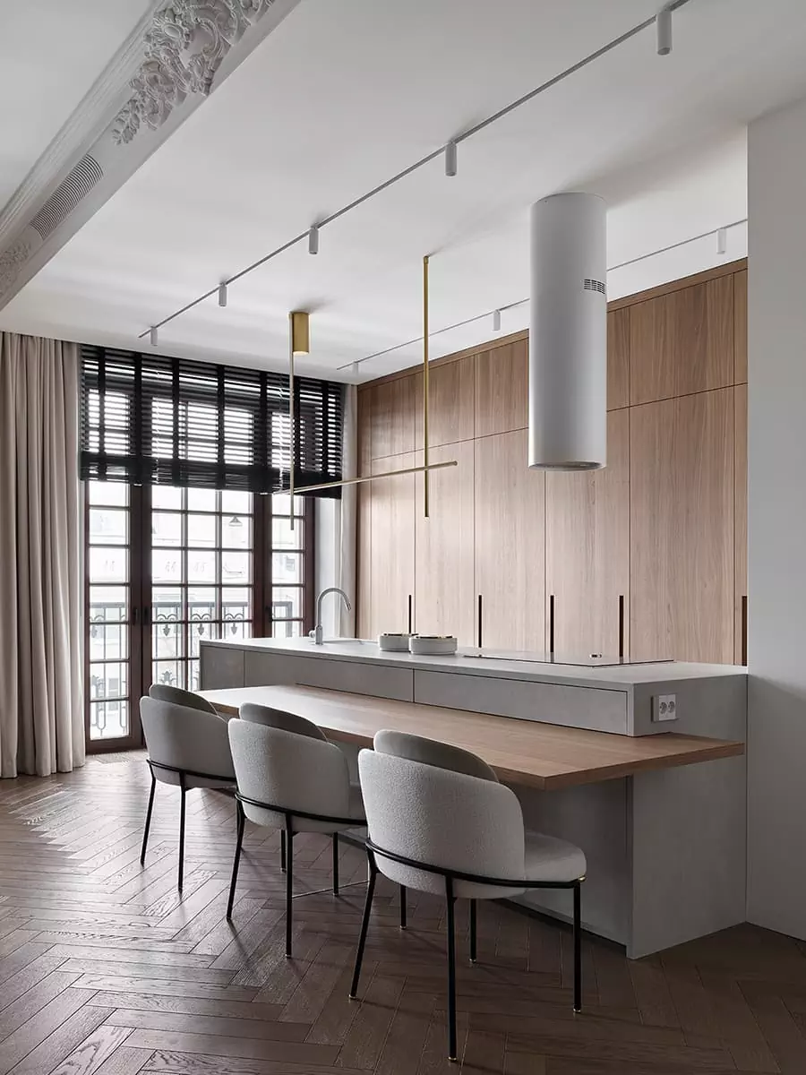 Парадная гостиная и классические молдинги в интерьере просторной квартиры — проект Инны Майерс