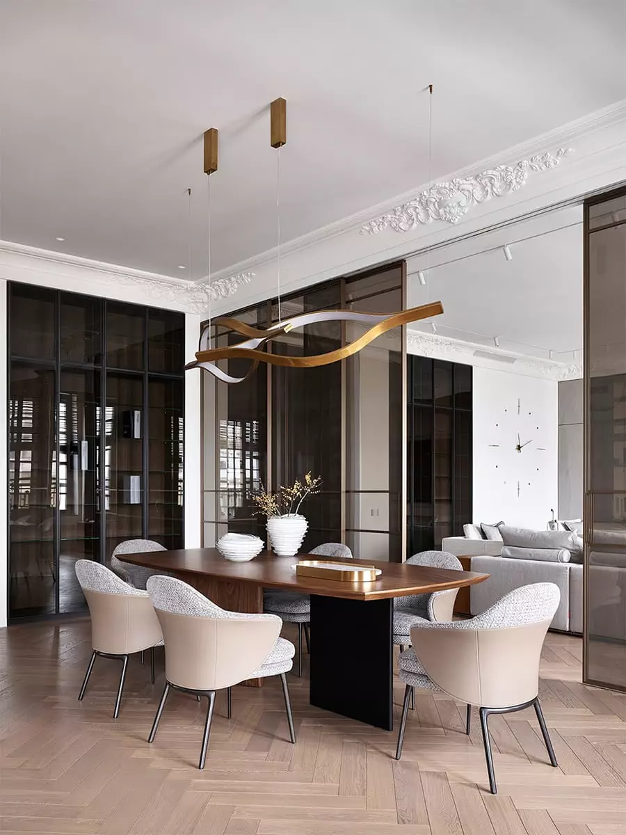 Парадная гостиная и классические молдинги в интерьере просторной квартиры — проект Инны Майерс