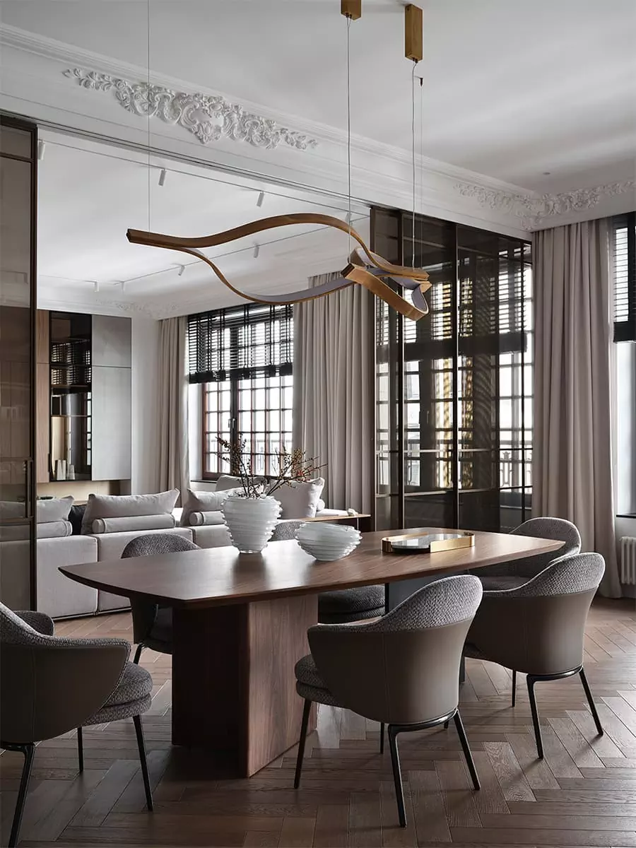 Парадная гостиная и классические молдинги в интерьере просторной квартиры — проект Инны Майерс