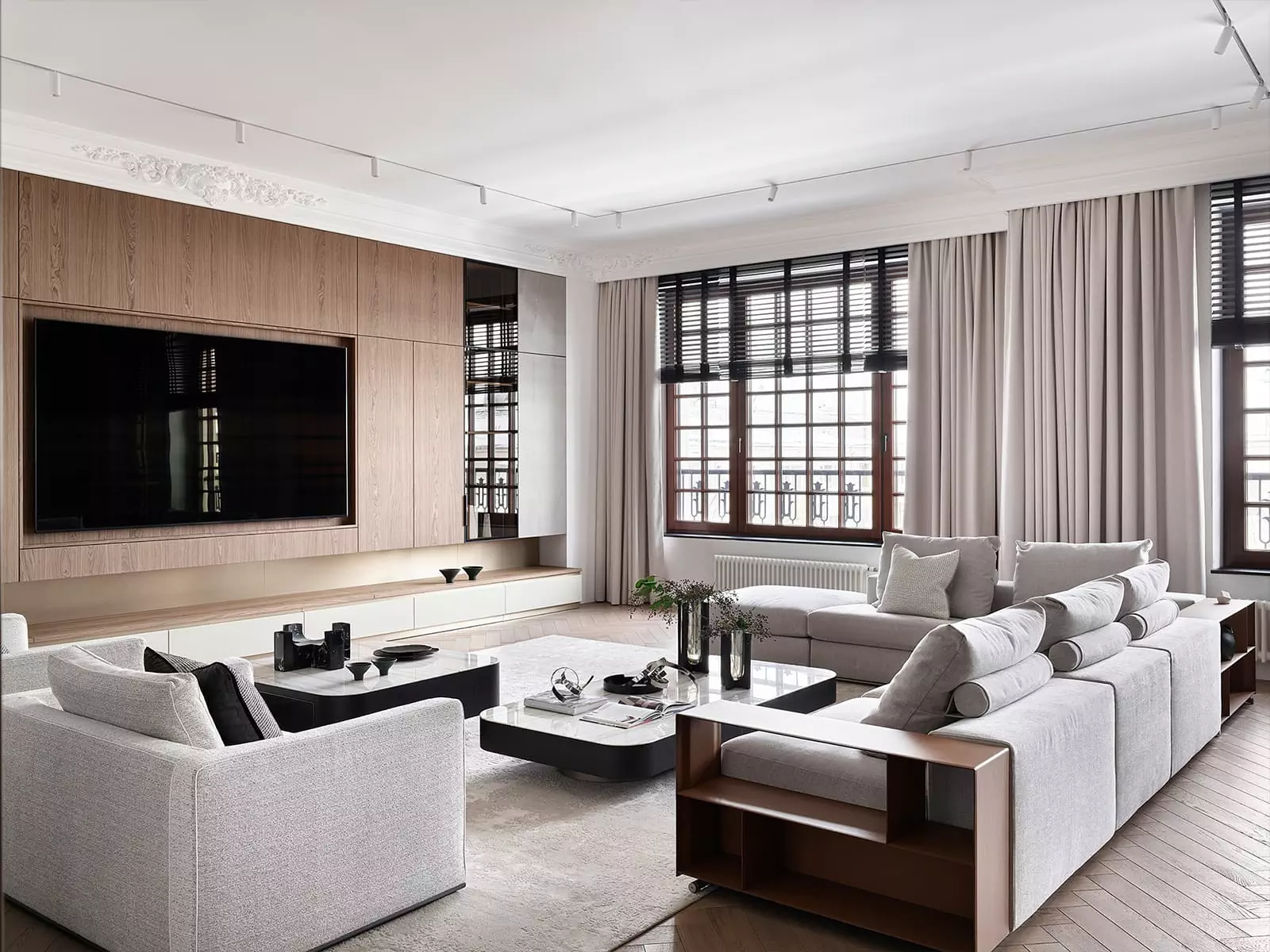 Парадная гостиная и классические молдинги в интерьере просторной квартиры — проект Инны Майерс