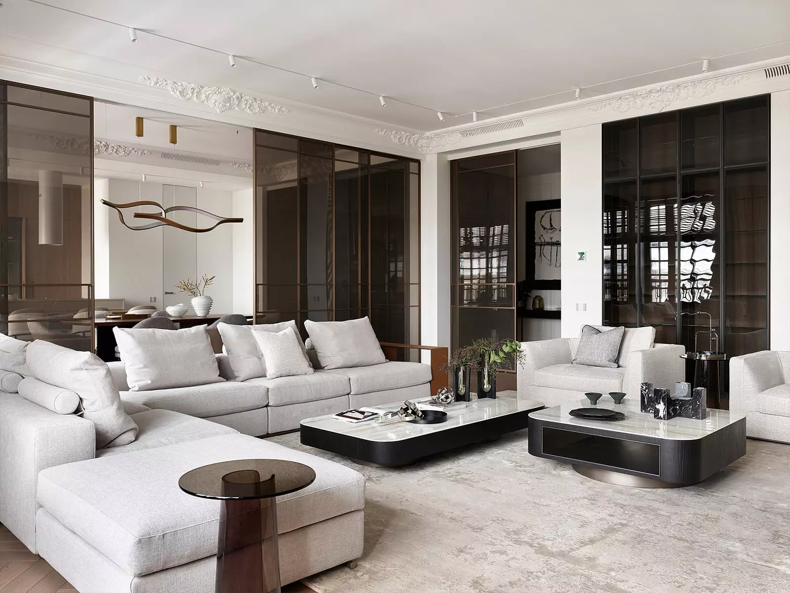 Парадная гостиная и классические молдинги в интерьере просторной квартиры — проект Инны Майерс