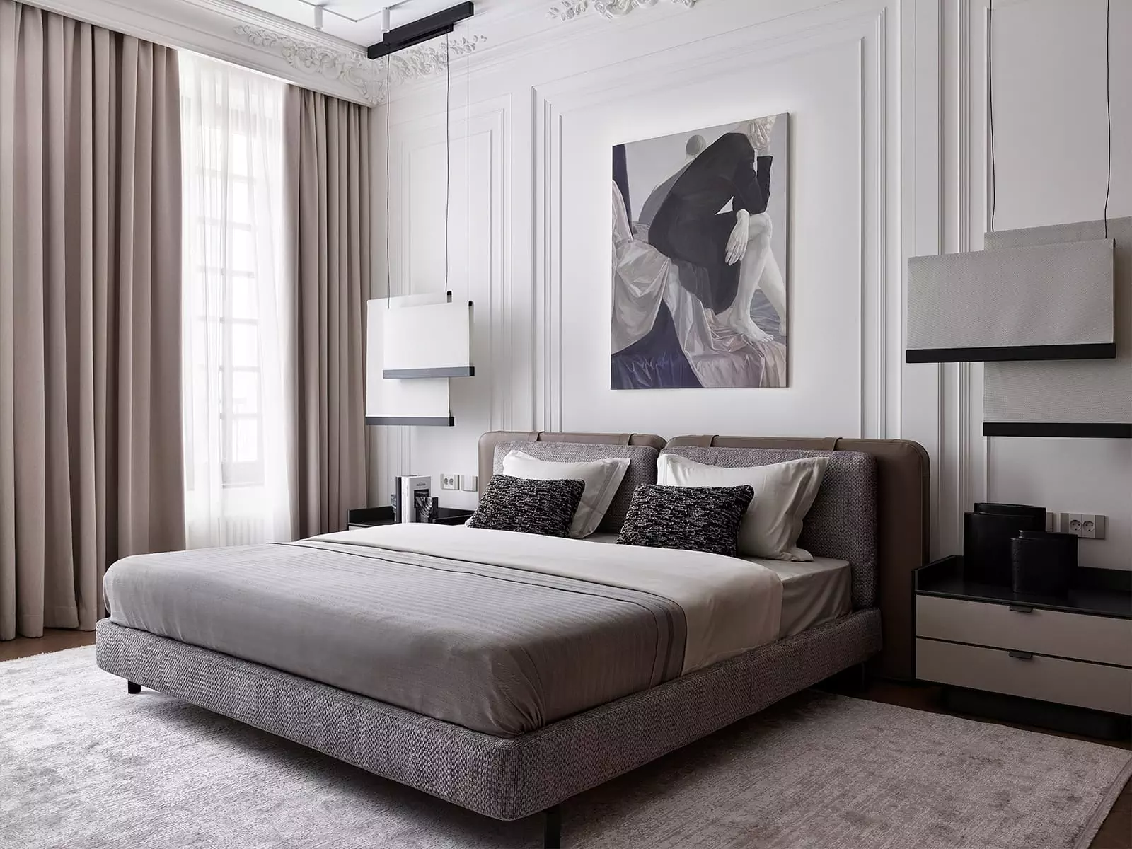 Парадная гостиная и классические молдинги в интерьере просторной квартиры — проект Инны Майерс