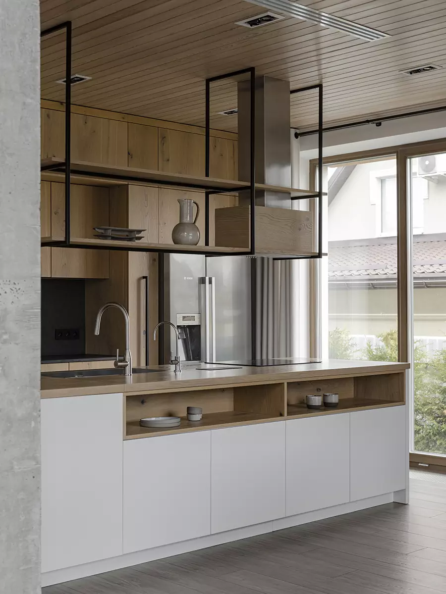 Воздушная лестница и микс теплых пород дерева в интерьере семейного дома в Беларуси — проект Игоря и Алёны Скаржевских