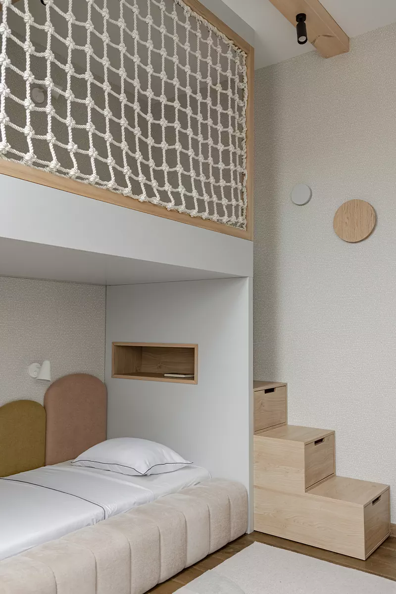 Воздушная лестница и микс теплых пород дерева в интерьере семейного дома в Беларуси — проект Игоря и Алёны Скаржевских