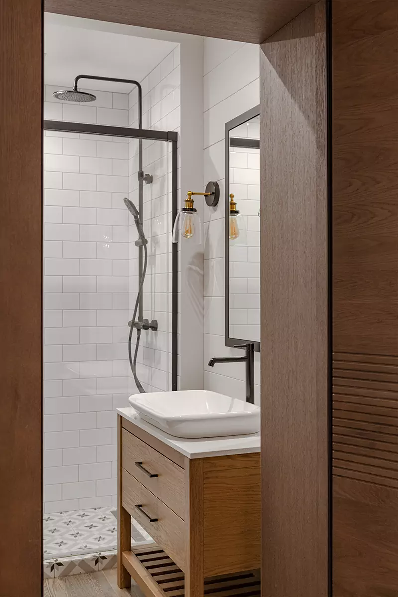 Воздушная лестница и микс теплых пород дерева в интерьере семейного дома в Беларуси — проект Игоря и Алёны Скаржевских