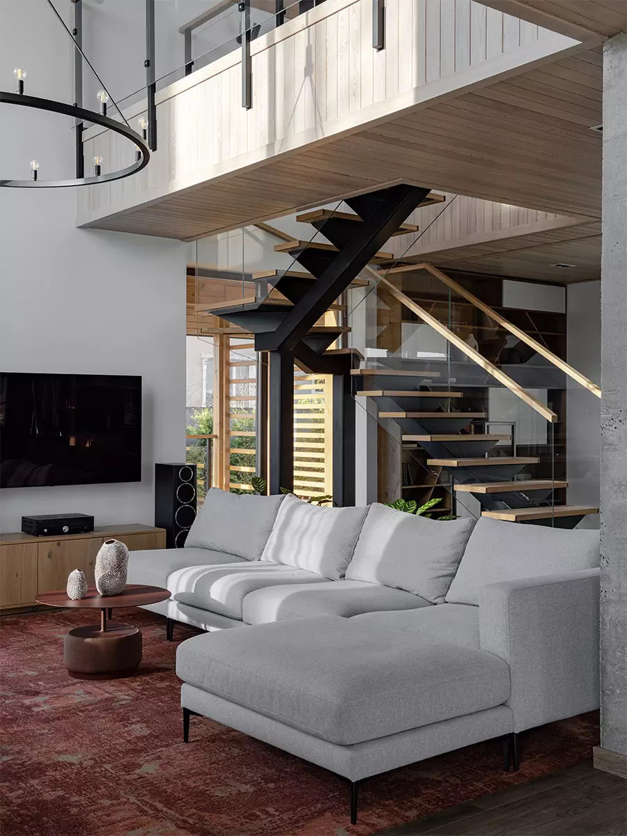 Воздушная лестница и микс теплых пород дерева в интерьере семейного дома в Беларуси — проект Игоря и Алёны Скаржевских