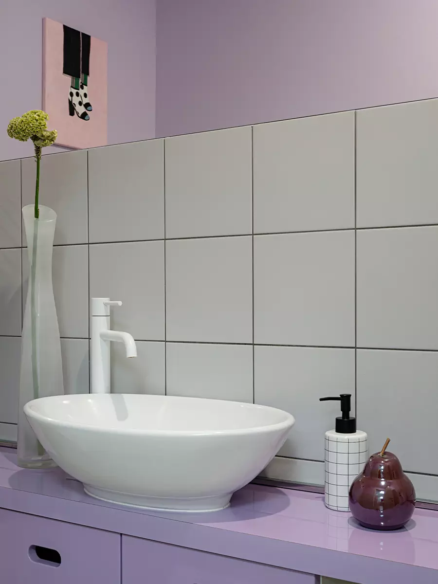 Цветные перегородки и мебель из ясеня в интерьере казанской студии маникюра — проект LR Design Atelier