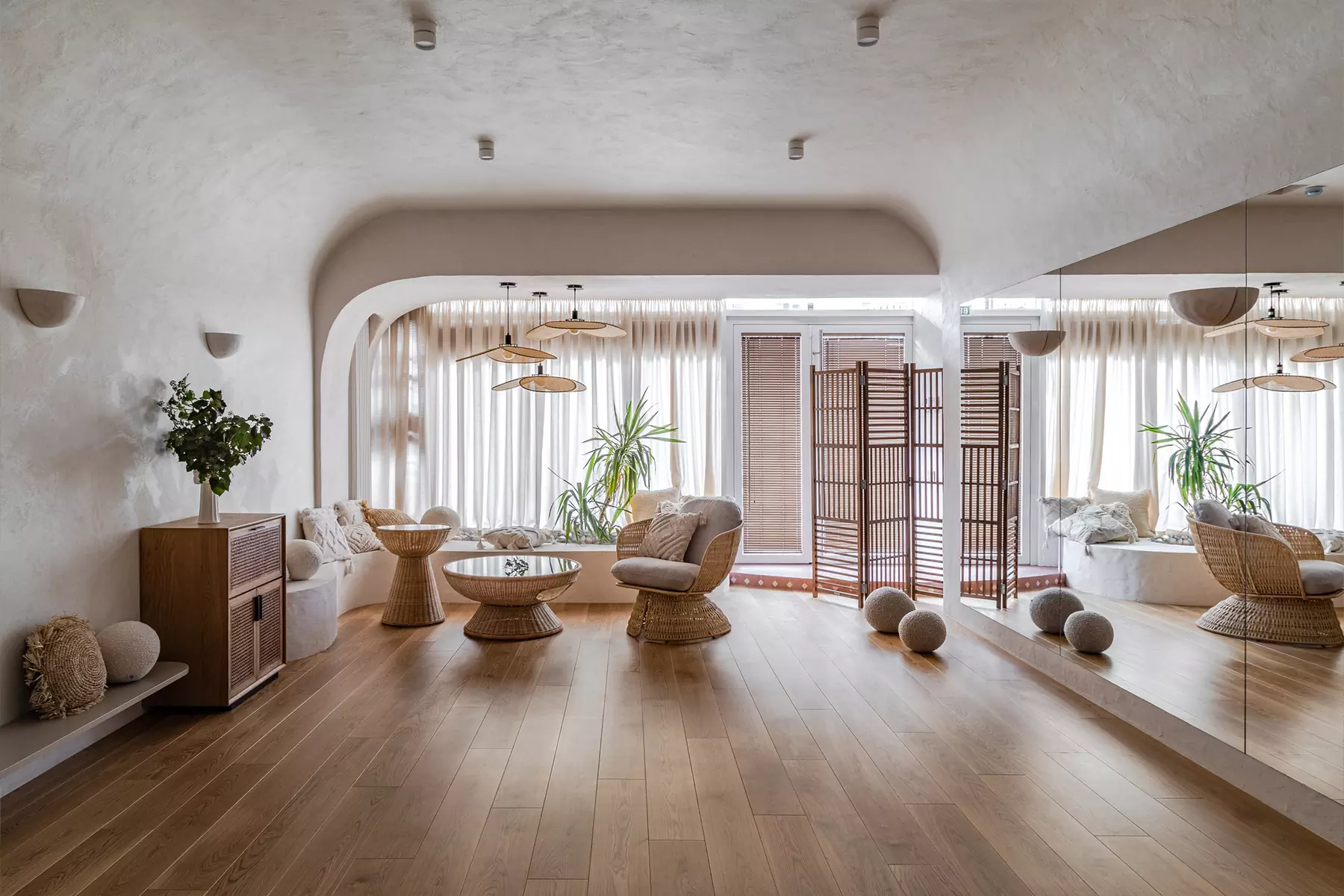 Обволакивающий интерьер студии йоги и медитации на юге России — проект архитектурного бюро «Симметрия»