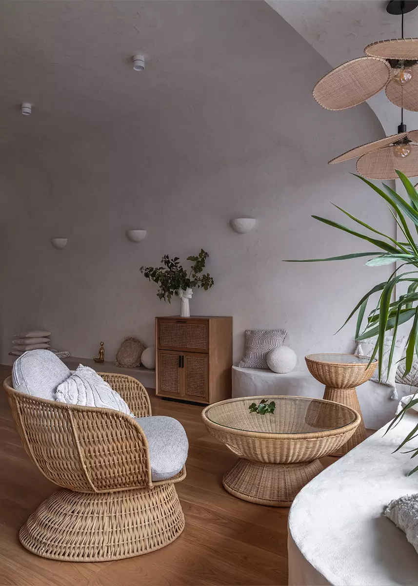 Обволакивающий интерьер студии йоги и медитации на юге России — проект архитектурного бюро «Симметрия»