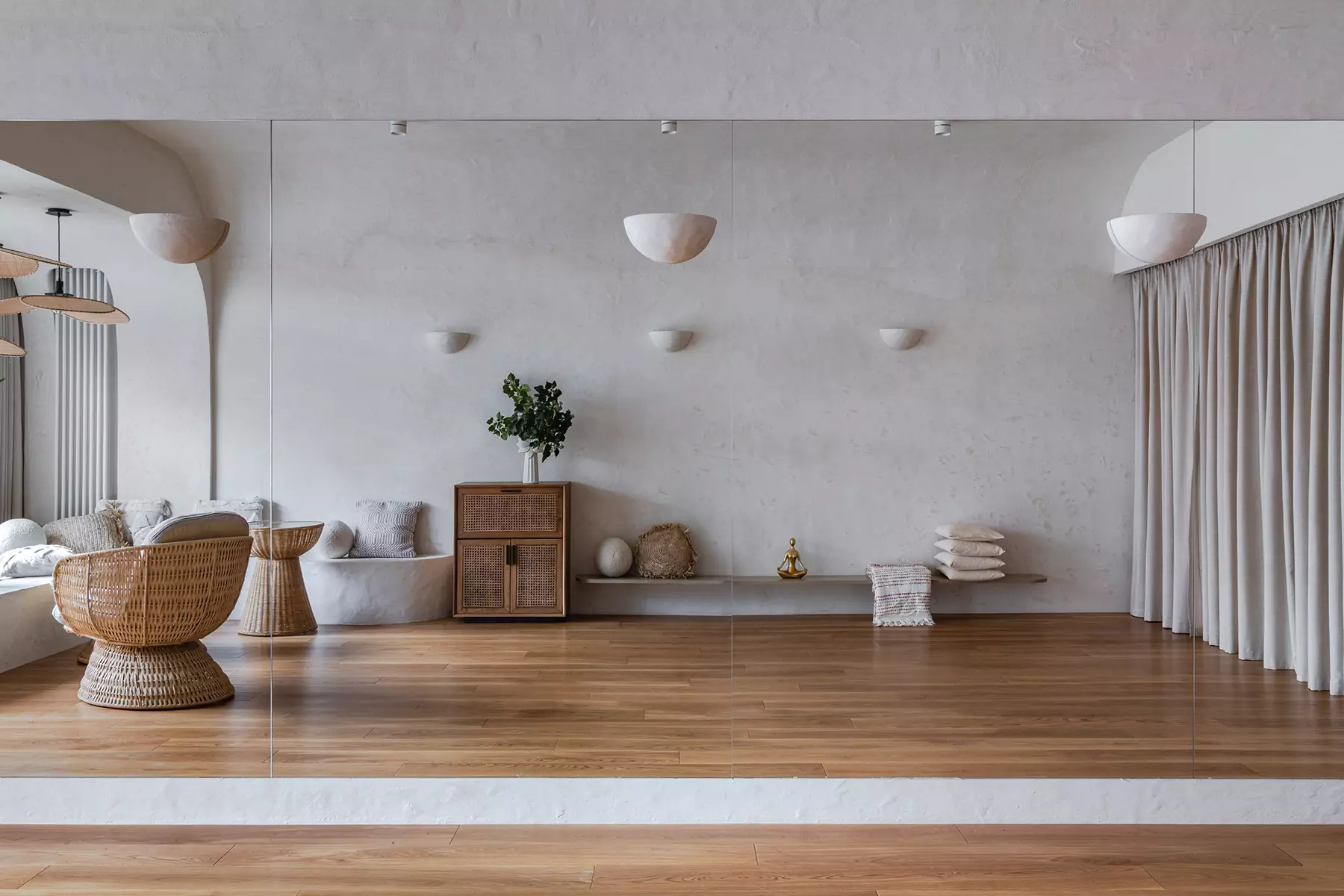 Обволакивающий интерьер студии йоги и медитации на юге России — проект архитектурного бюро «Симметрия»