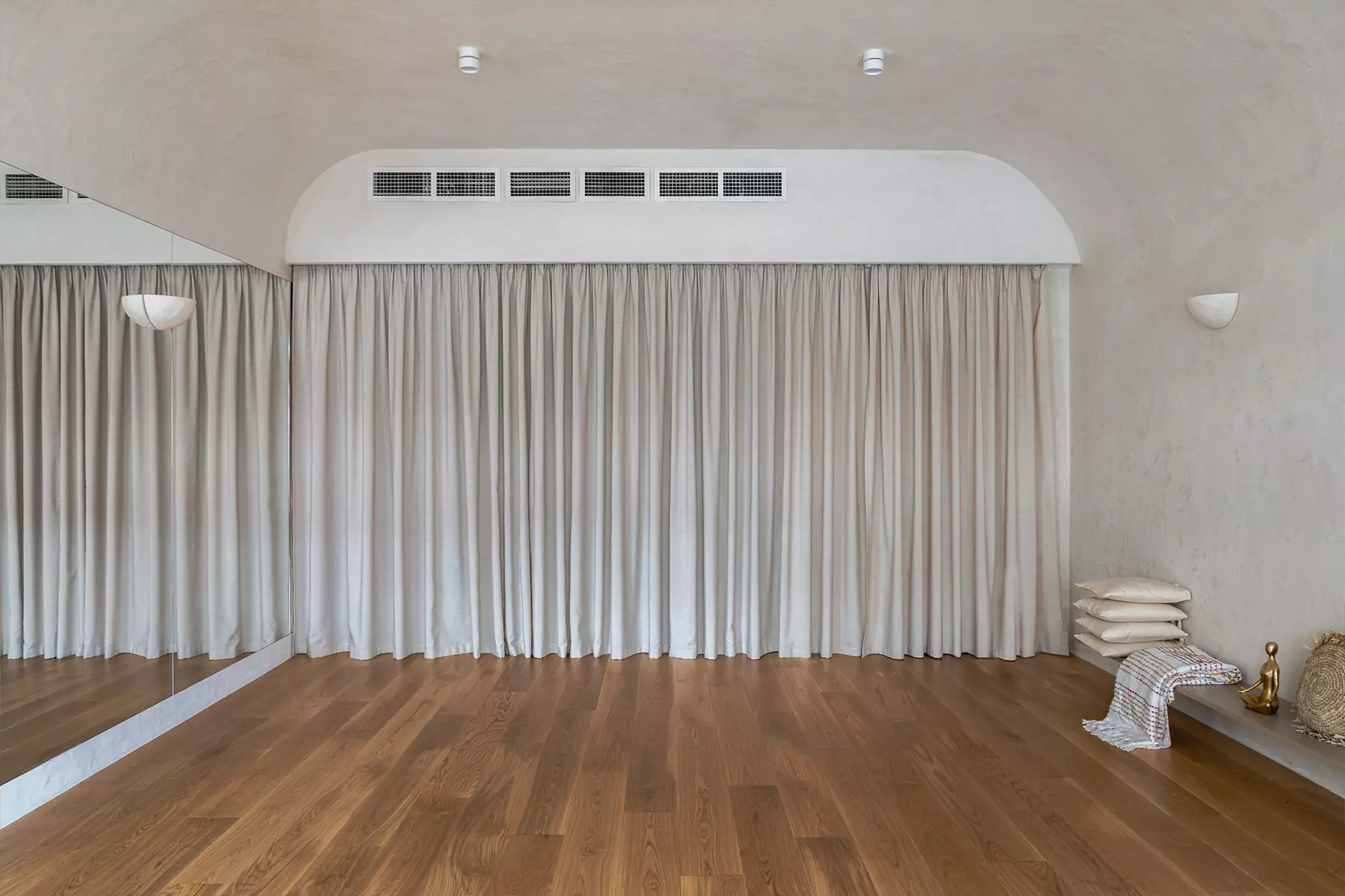 Обволакивающий интерьер студии йоги и медитации на юге России — проект архитектурного бюро «Симметрия»